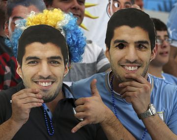 La FIFA sigue con su caza de brujas: obligó a hinchas a tirar caretas de Suárez