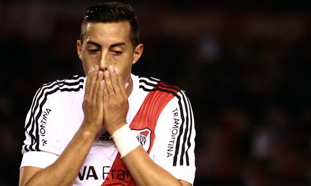 Un nene le enseña a Funes Mori cómo jugar en River