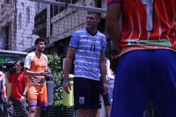 Con un mini torneo en la calle Florida, se lanzó el SuperVoley