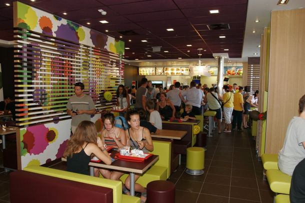 Denuncian a McDonalds porque debieron comer con un muerto