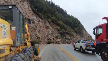 Impresionante derrumbe en la Ruta 40 provoca un corte total en el Camino de los Siete Lagos Impresionante derrumbe en la Ruta 40 provoca un corte total en el Camino de los Siete Lagos