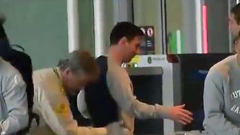 messi fue cacheado entre risas en el aeropuerto de barcelona messi fue cacheado entre risas en el aeropuerto de barcelona