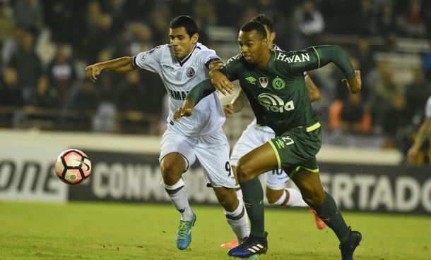 Luiz Otavio y Sand pelean por la pelota