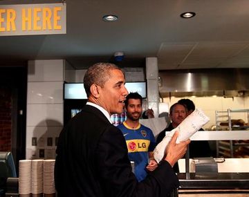 Obama con hincha de Boca 2