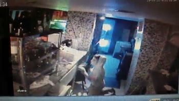 video: entro a robar a una pizzeria, se tomo una cerveza y se fue video: entro a robar a una pizzeria, se tomo una cerveza y se fue