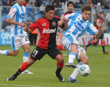 El campeón Newells superó a Rafaela es el único escolta