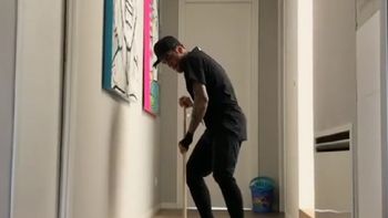 El brasileño no pierde el estilo ni para limpiar El brasileño no pierde el estilo ni para limpiar