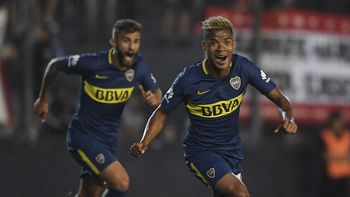 Wilmar Barrios y Gino Peruzzi celebran el gol del triunfo de Boca ante Estudiantes Wilmar Barrios y Gino Peruzzi celebran el gol del triunfo de Boca ante Estudiantes