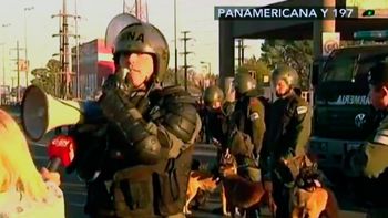 la advertencia de gendarmeria: los instamos a cesar con el delito la advertencia de gendarmeria: los instamos a cesar con el delito