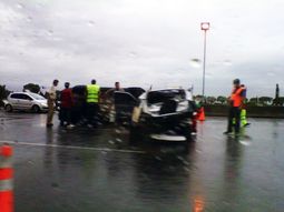 Por la lluvia, tres autos chocaron en Lugones y La Pampa