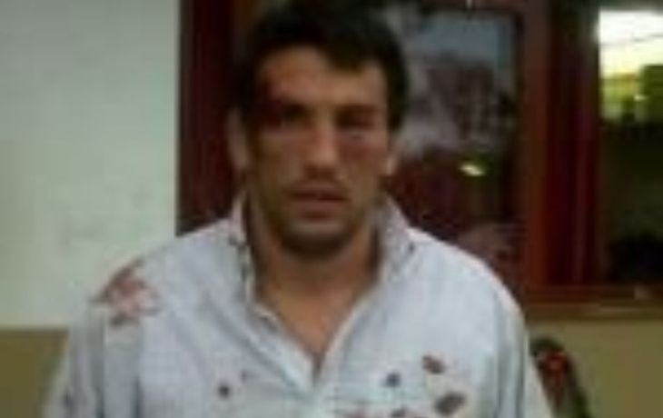 Policías golpean ferozmente a un rugbier por error