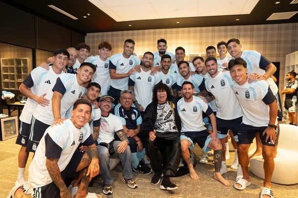 La emotiva visita de la Mona Jiménez a la Selección Argentina: hubo abrazos y regalos especiales