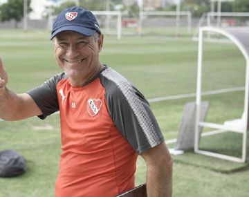 Holan, sonriente en el regreso a la actividad (foto: Prensa Independiente)