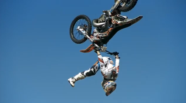 VIDEO: Un espectacular backflip en una moto enduro en cámara lenta