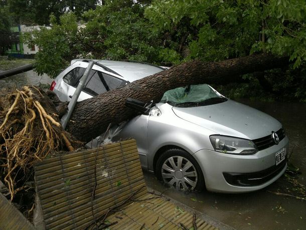Un violento temporal de lluvia, viento y granizo golpeó a Río Cuarto
