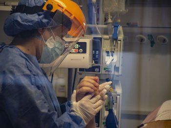 Crece la preocupación por Ómicron pero bajan los casos de Covid-19 en Argentina