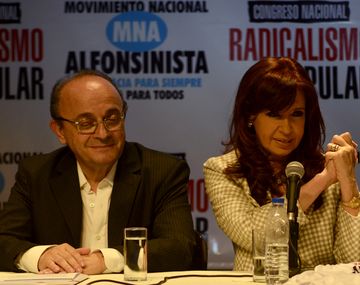 Cristina Kirchner haciendo el saludo que popularizó Raúl Alfonsín en las elecciones de 1983 junto a Leopoldo Moreau