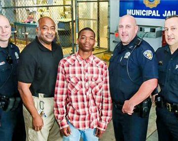 Le salvó la vida a un policía