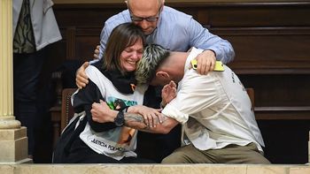 Con llanto: así fue la reacción de la madre de Nicolás Deanna en el Senado.