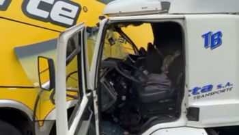 Choque múltiple en Campana: Un camión colisionó contra un micro y una camioneta en la banquina Choque múltiple en Campana: Un camión colisionó contra un micro y una camioneta en la banquina
