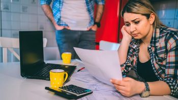 La deuda se está haciendo cada vez más impagable para jóvenes y adultos mayores. La deuda se está haciendo cada vez más impagable para jóvenes y adultos mayores.