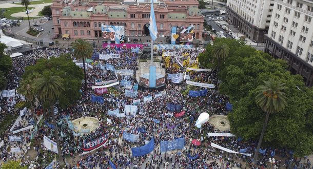 Democracia para siempre: las fotos del acto en Plaza de Mayo