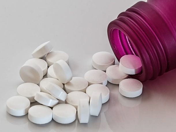 Tres alumnos fueron expulsados de un colegio por llevar una torta con clonazepam.