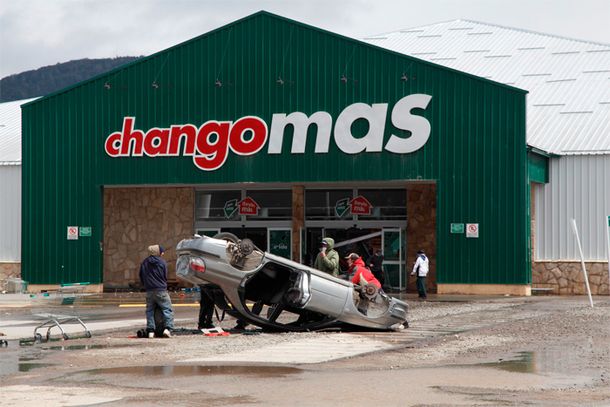 Por los asaltos, unos 20 policías resultaron heridos