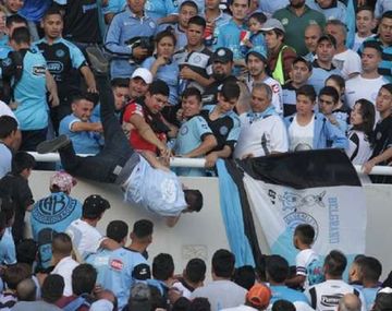 Así tiraron a Emanuel Balbo desde la tribuna de Belgrano