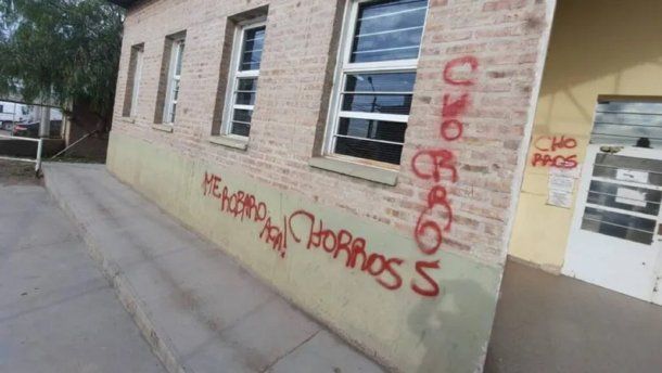 Neuquén: le robaron un celular donde tenía las fotos de su papá muerto y escrachó a la escuela