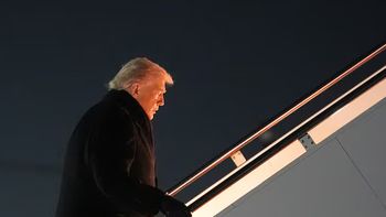 el avion que llevaba a donald trump al foro de davos tuvo que regresar a la base andrews por falla electrica el avion que llevaba a donald trump al foro de davos tuvo que regresar a la base andrews por falla electrica