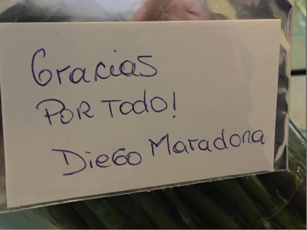 Maradona le mandó un ramo de rosas a Cristina con el mensaje Gracias por todo!