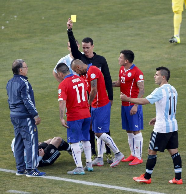 La brutal patada de Gary Medel sobre Messi