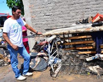 Un hombre tiró un cigarrillo en un colchón, se prendió fuego la casa y 16 personas quedaron en la calle - Crédito: Diario de Cuyo