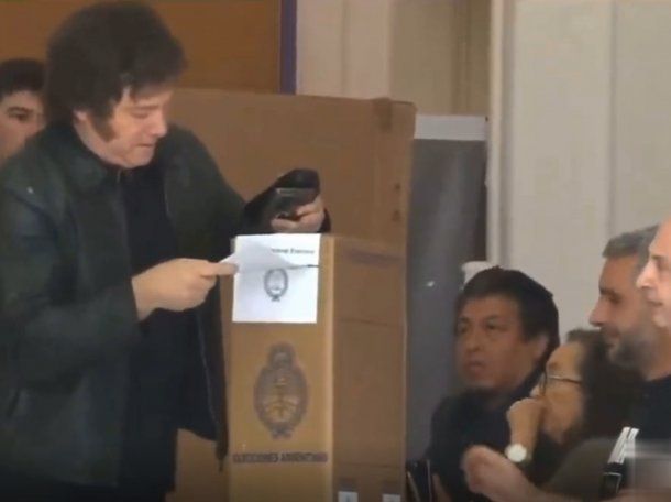 ¿Se burló? Una fiscal tosió mientras Javier Milei votaba y es viral