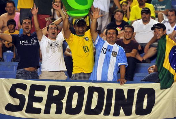 Brasil golpeó en el final y festejó ante una Argentina que sólo se defendió