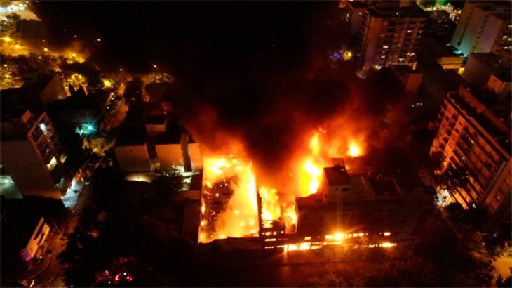 Punta del Este: un voraz incendio destruyó un local de objetos de diseño en Manantiales