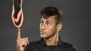 neymar festejo su pase al barca y presento botines nuevos neymar festejo su pase al barca y presento botines nuevos