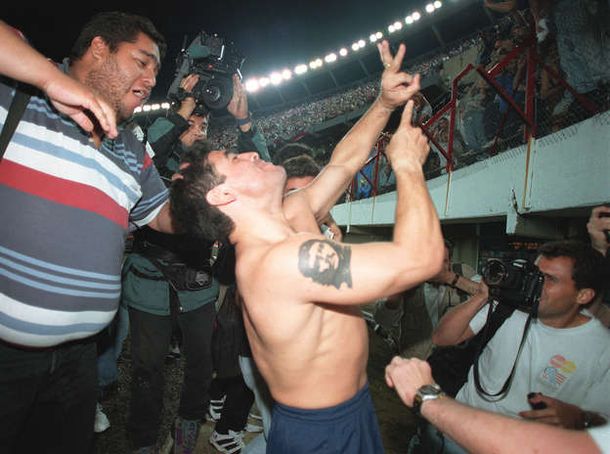 Se cumplen 16 años del último partido oficial de Maradona