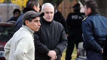 El fiscal Marcelo Romero junto a la pareja de la víctima