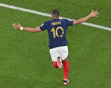 Francia ya está en octavos de final de la mano de Mbappé