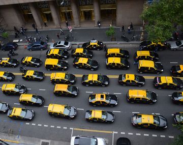 Taxis en el centro porteño