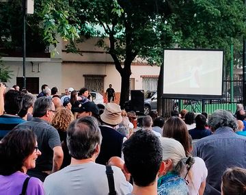 Los vecinos de Parque Chas vieron el Clásico en una plaza