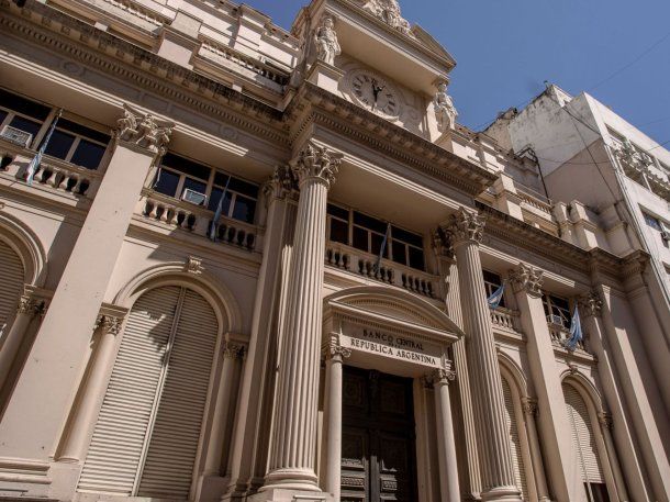 El Banco Central baja las tasas tras el anuncio del Tesoro de EE.UU. de un swap por 20 mil millones de dólares