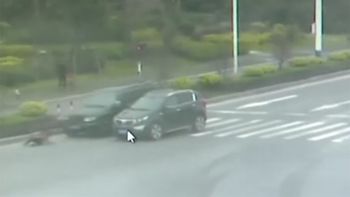 intento cruzar la calle con el semaforo en rojo y la atropellaron dos autos intento cruzar la calle con el semaforo en rojo y la atropellaron dos autos