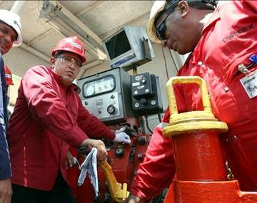 Chaveznacionalizacionpetroleras_efe
