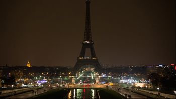las luces de la torre eiffel se apagaran en homenaje a las victimas de londres las luces de la torre eiffel se apagaran en homenaje a las victimas de londres