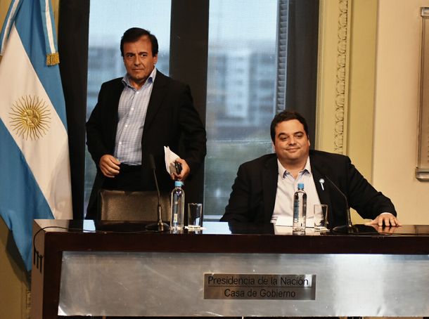 Quintana y Triaca anunciaron un bono y baja de Ganancias en el aguinaldo
