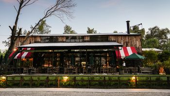 un restaurante de estilo rural, a minutos de la ciudad, donde se combina cocina de lujo, sustentabilidad y celebracion un restaurante de estilo rural, a minutos de la ciudad, donde se combina cocina de lujo, sustentabilidad y celebracion