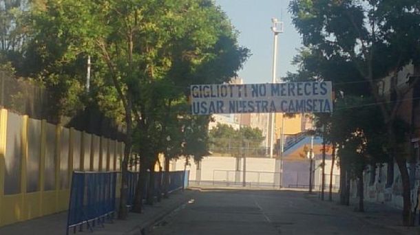 El calvario de Gigliotti no termina: aparecieron pasacalles contra él